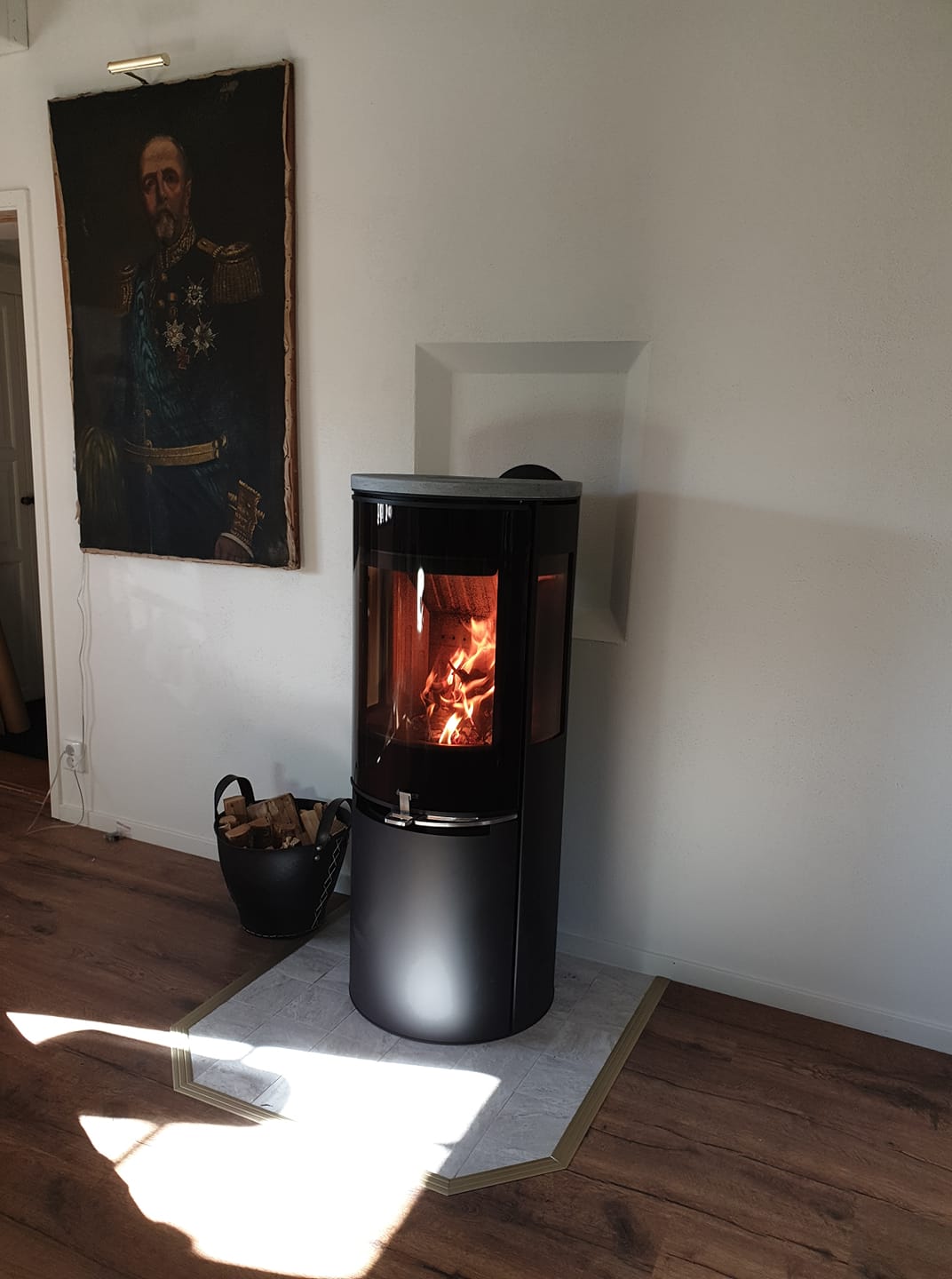 Modern braskamin med brinnande eld i vardagsrum