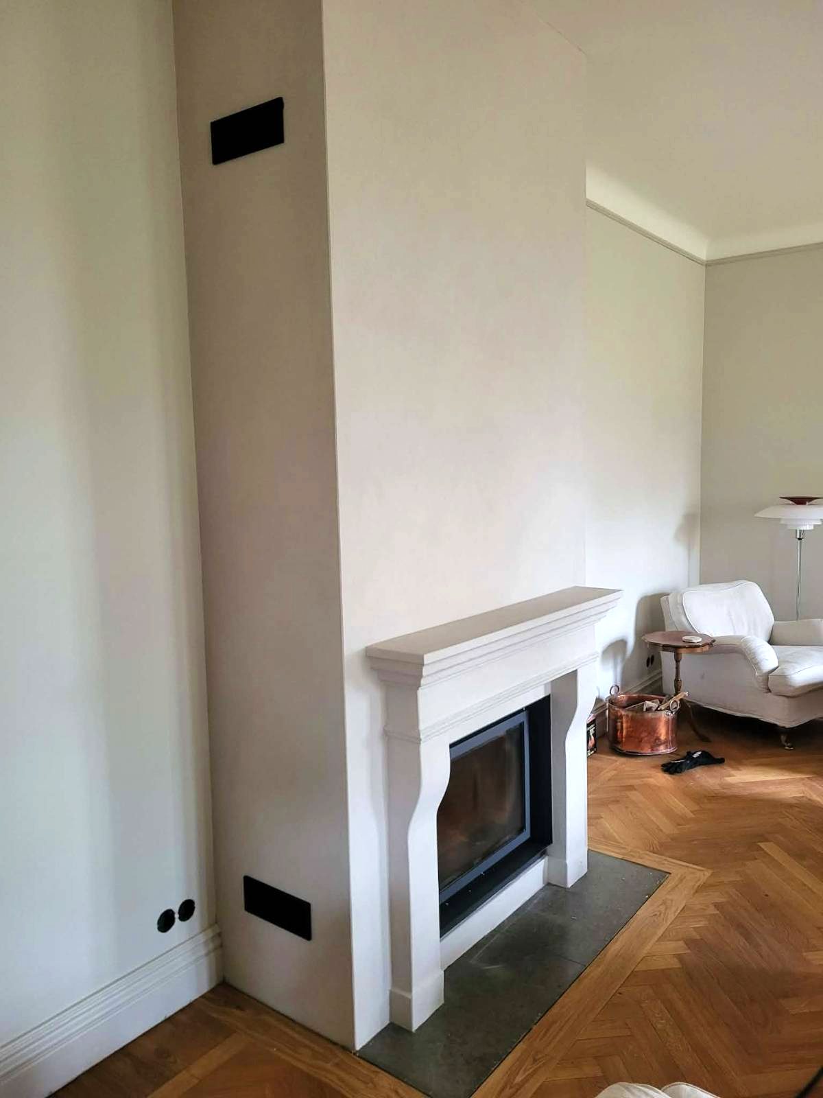 Inbyggd kassett med klassisk spisomfattning i vardagsrum