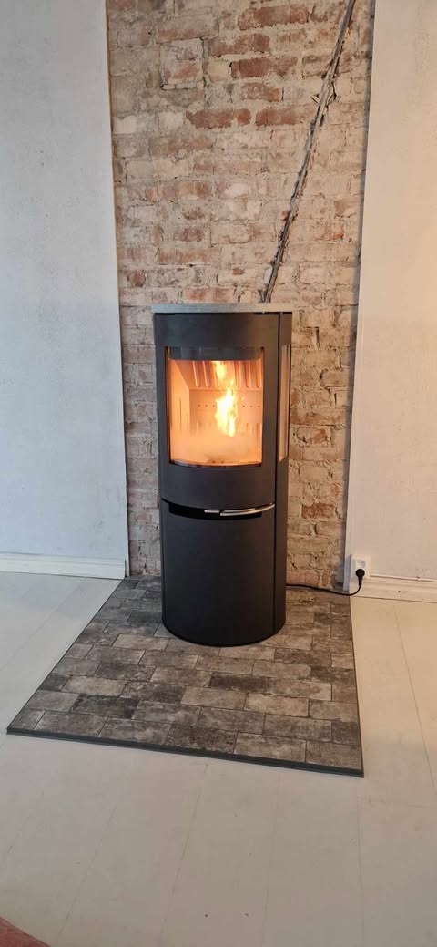 Braskamin vid frilagd tegelvägg