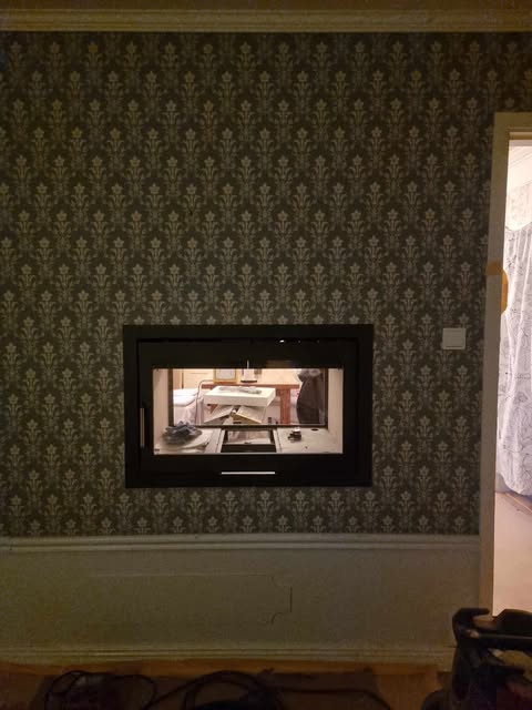 Inbyggd kassett i tapetserad vägg