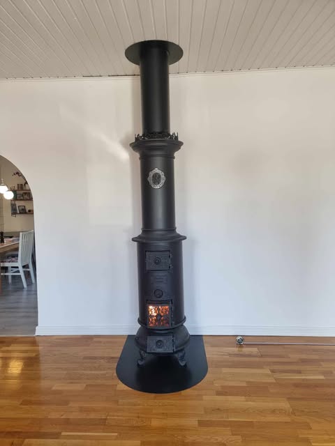 Klassisk gjutjärnskamin med skorsten