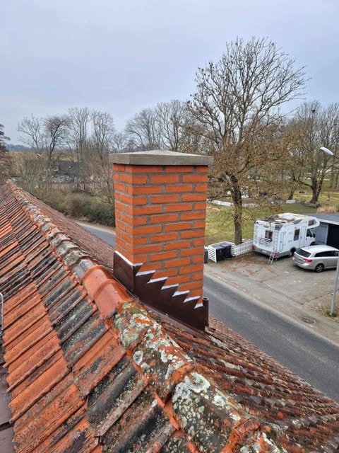 Traditionell ommurning av skorsten med nytt tegel